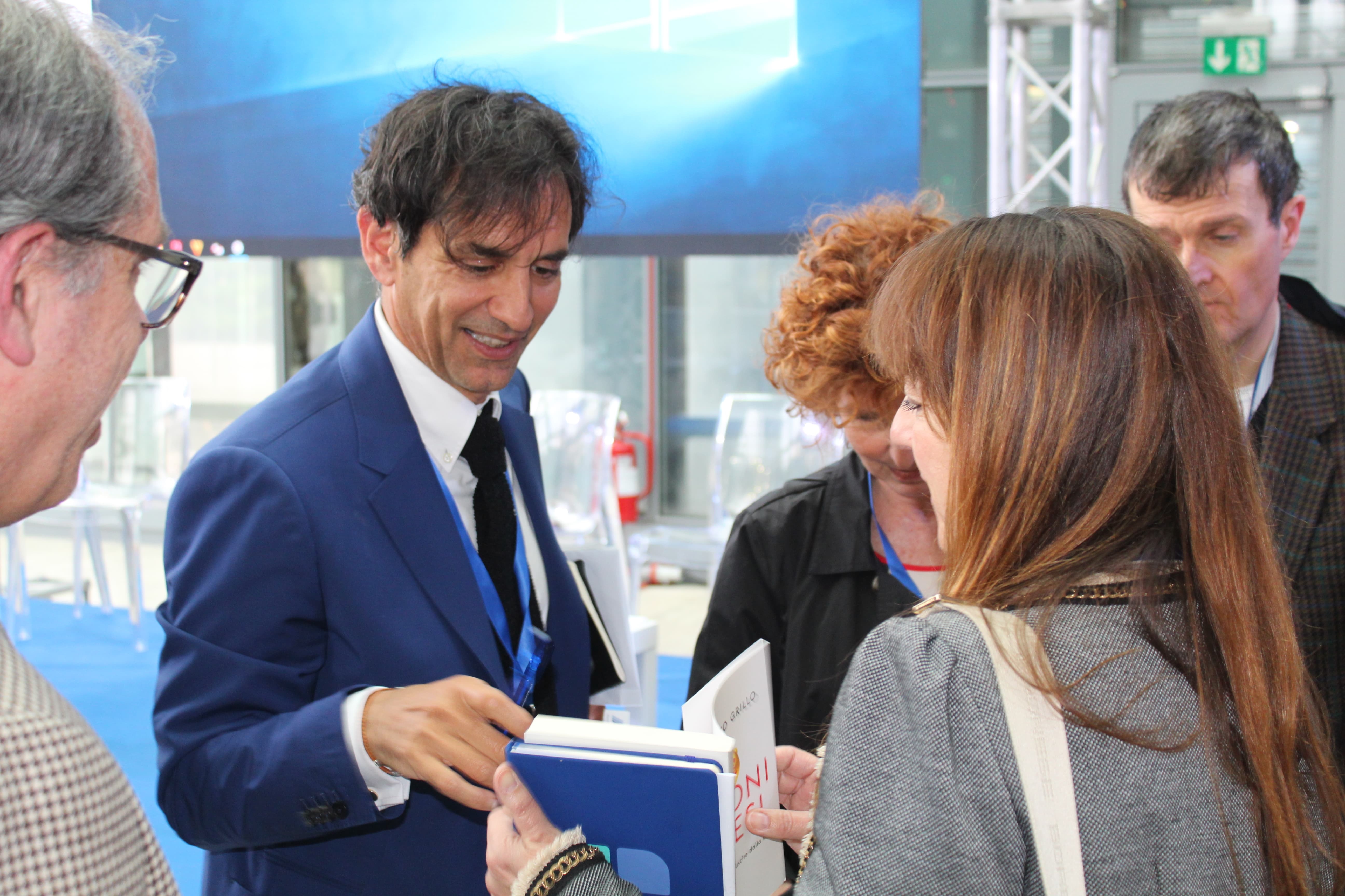 francesco firma libro jpg